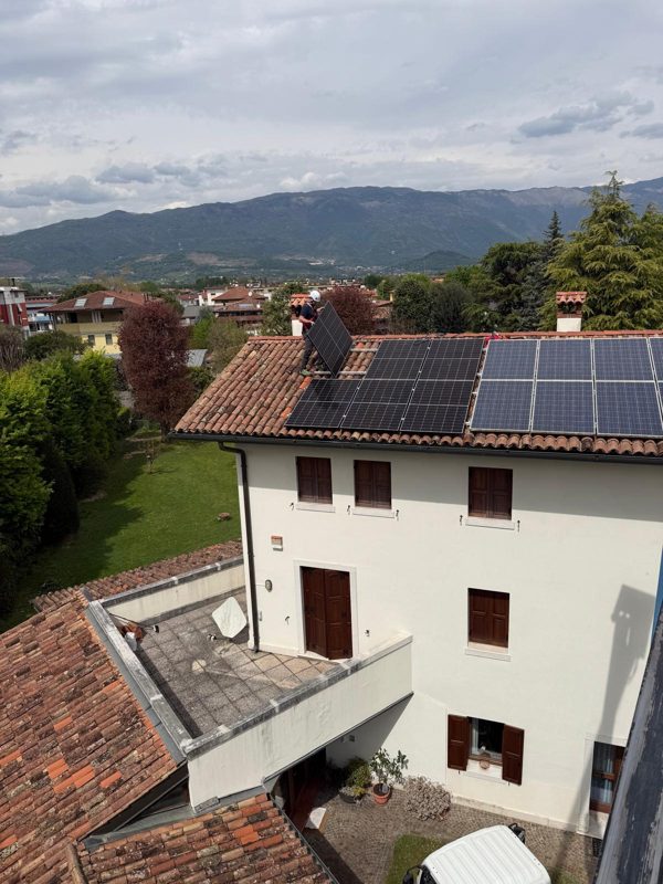 Impianto su tetto a falde, vista dall'alto